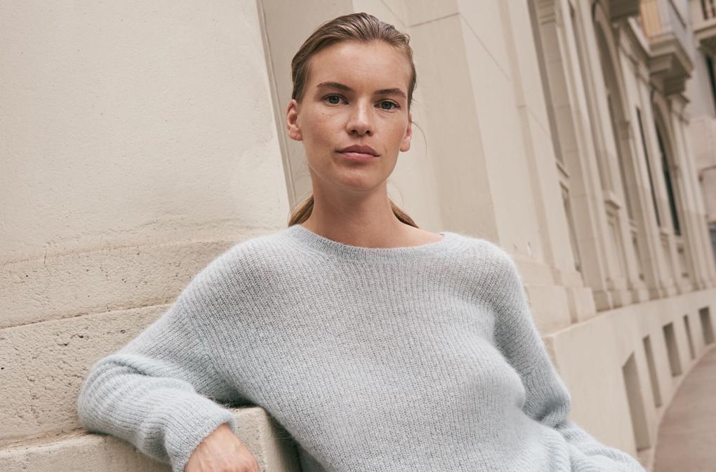 Inspirasi OOTD dengan Neckline Sweater yang Lagi Populer