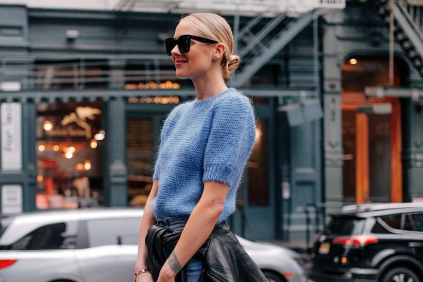 Tips Pakai Outfit Biru Cerah yang Nggak Bikin Penampilan Norak