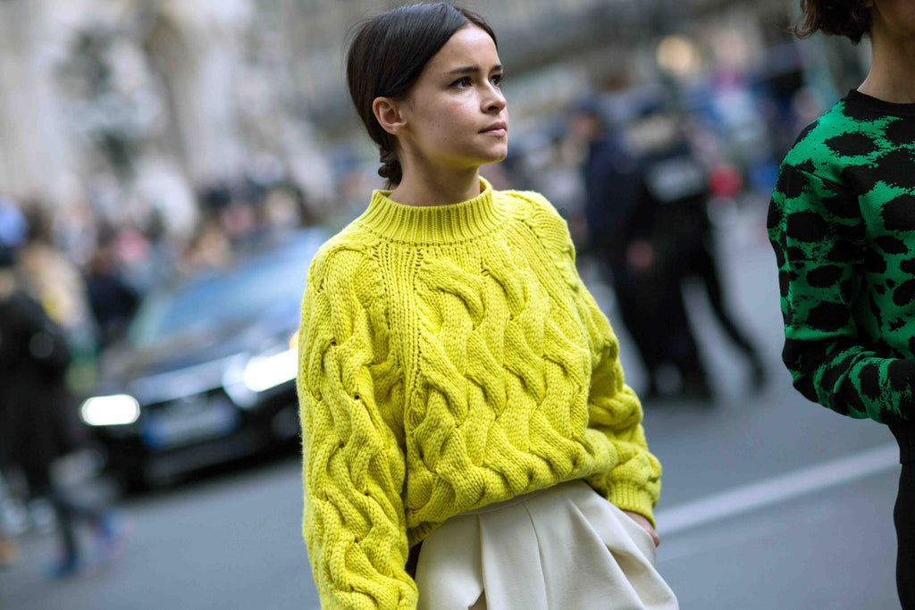 Inspirasi Outfit dengan 3 Jenis Neckline Sweater yang Paling Populer