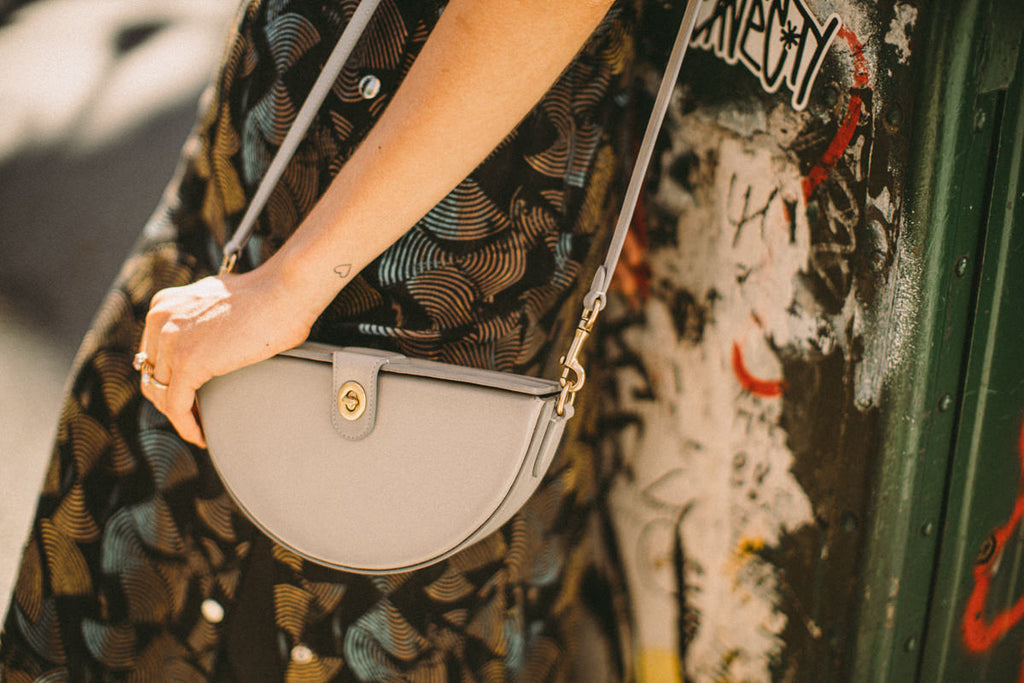 Apa Sih yang Membuat Half-Moon Bag Sangat Diminati Para Pencinta Fashion?